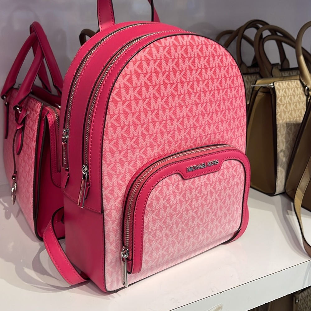 Michael Kors Jaycee Medium Ombré Signature Logo Backpack
Dragonfruit
NWT - Picture 4 of 13